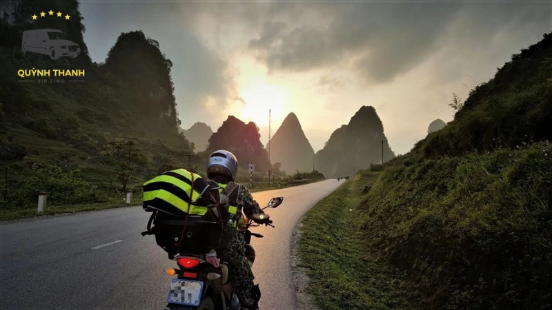 Di chuyển bằng phương tiện cá nhân (ô tô riêng hoặc xe máy)