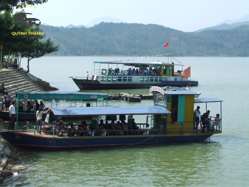 Du thuyền trên hồ